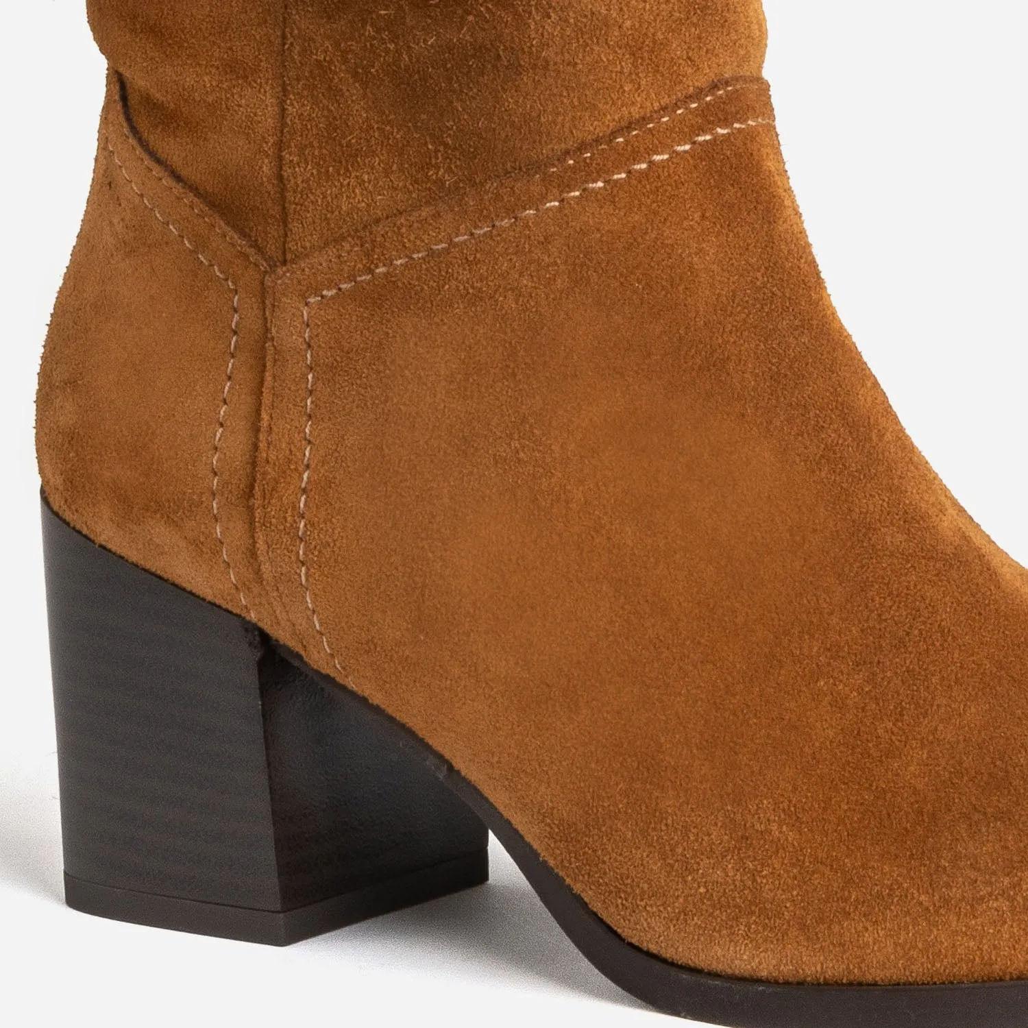 Botte TEXTO camel en cuir velours à tige plissée - Bottes Femme | ERAM