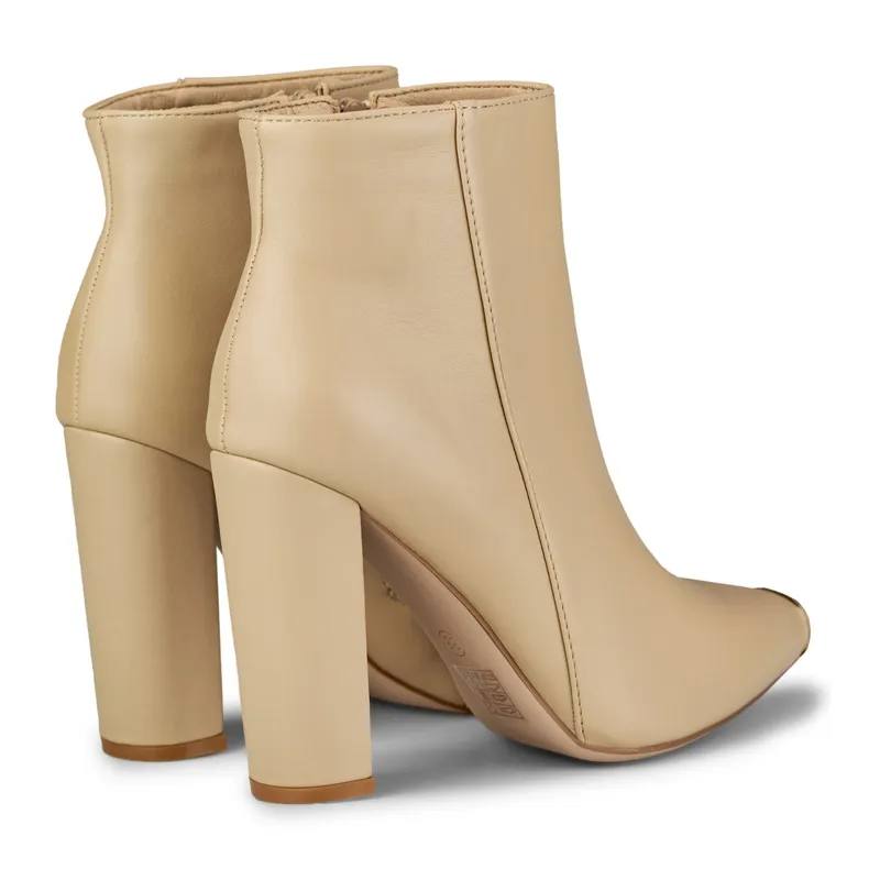 Bottes beige foncé pour femme avec une pointe décorative