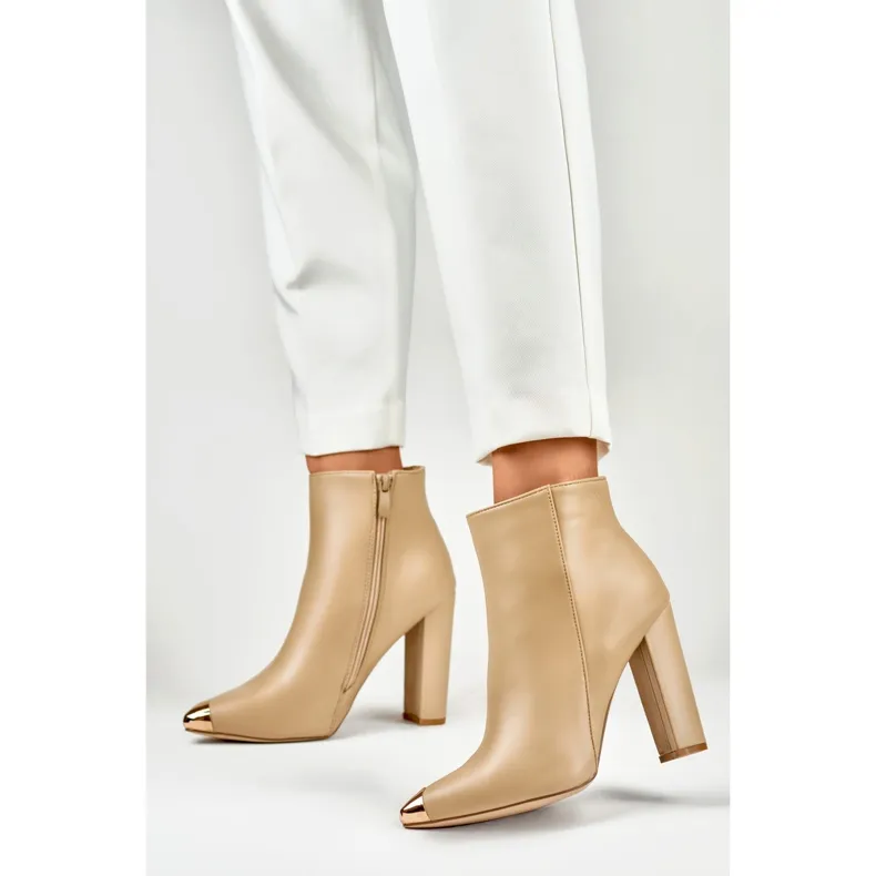 Bottes beige foncé pour femme avec une pointe décorative