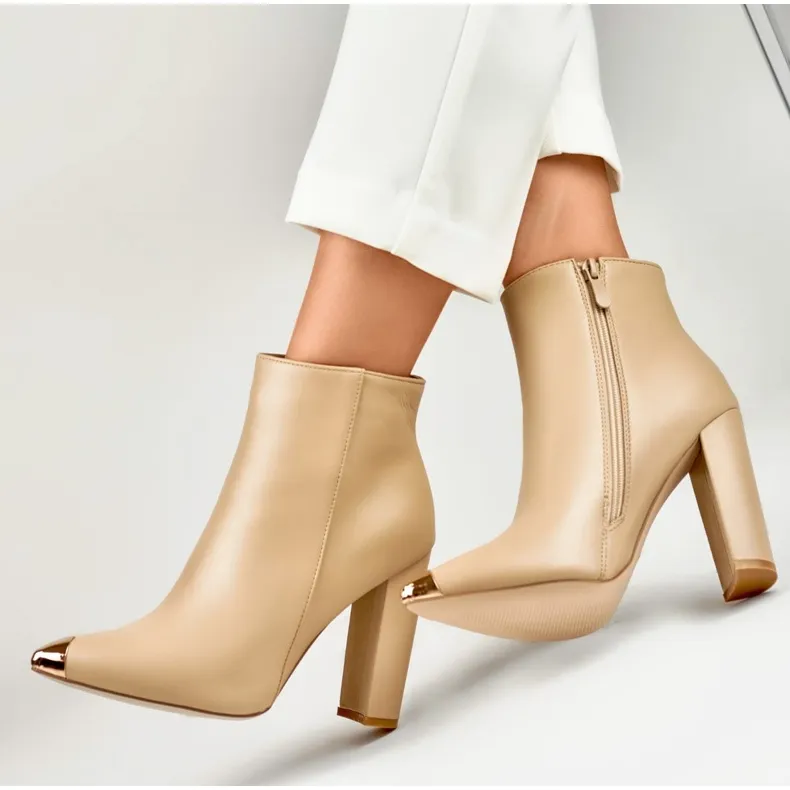 Bottes beige foncé pour femme avec une pointe décorative