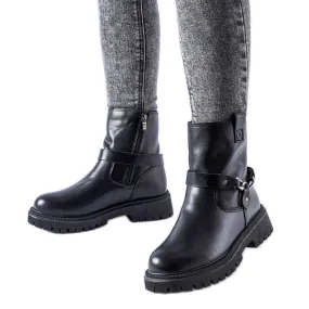 Bottes isolées noires avec une chaîne de Smithsons le noir