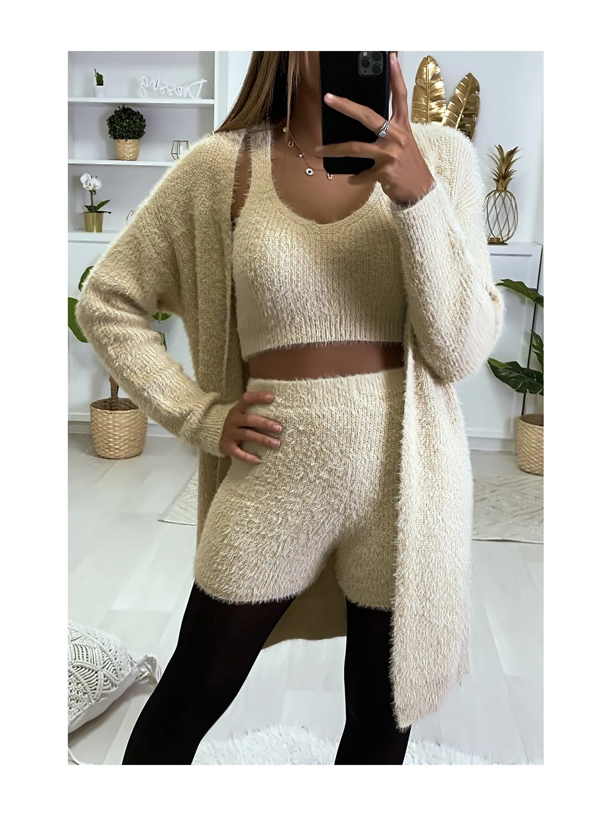 Magnifique ensemble 3 pièces très doux en beige avec short débardeur et gilet