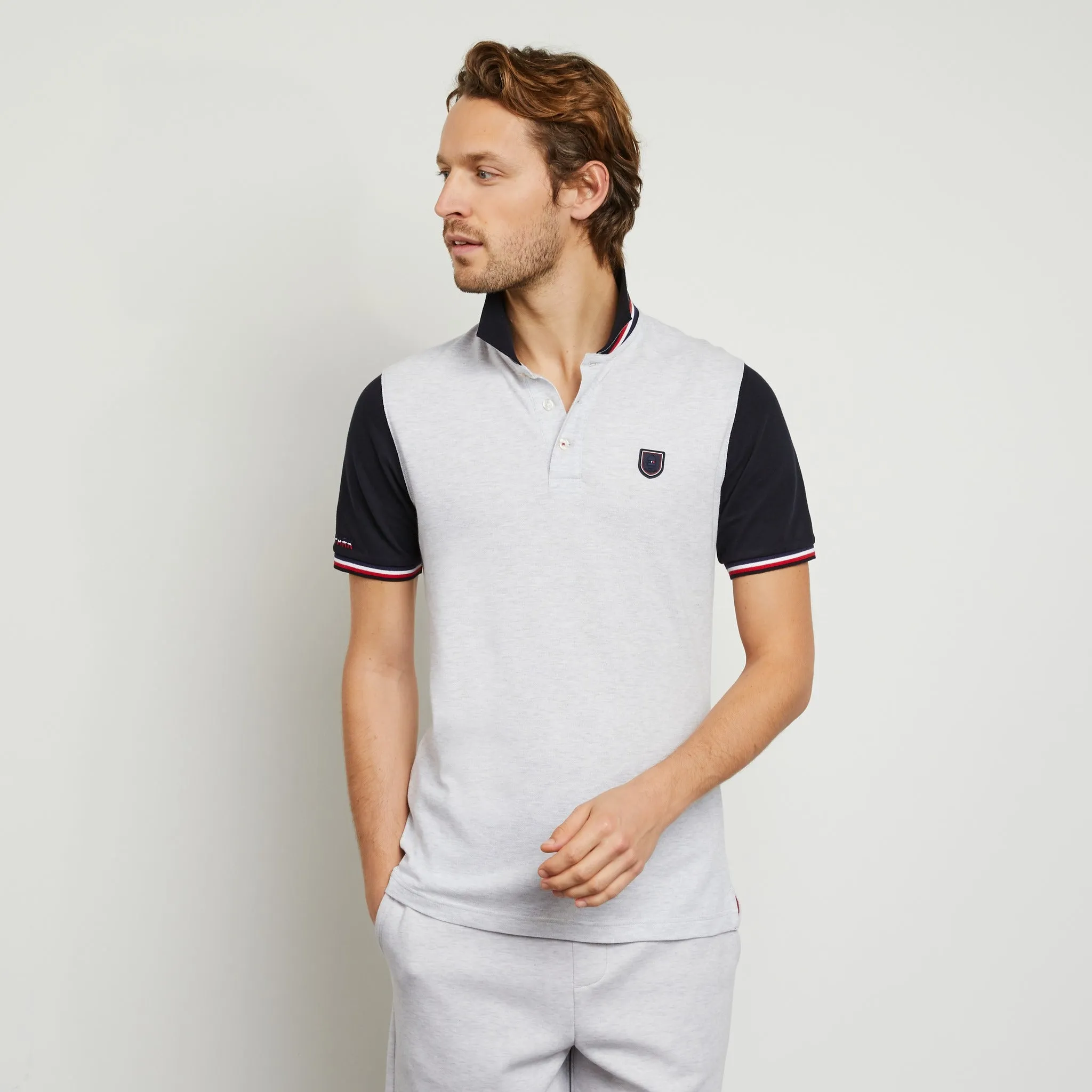 Polo color-block gris à logo écusson