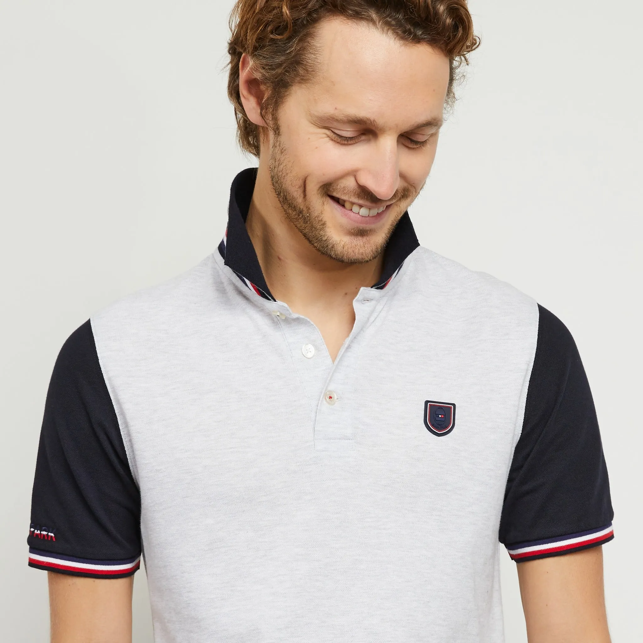 Polo color-block gris à logo écusson