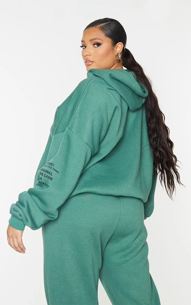 PRETTYLITTLETHING Plus Hoodie vert oversize à poche devant et slogan imprimé