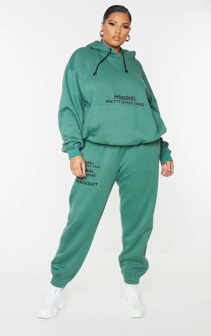 PRETTYLITTLETHING Plus Hoodie vert oversize à poche devant et slogan imprimé