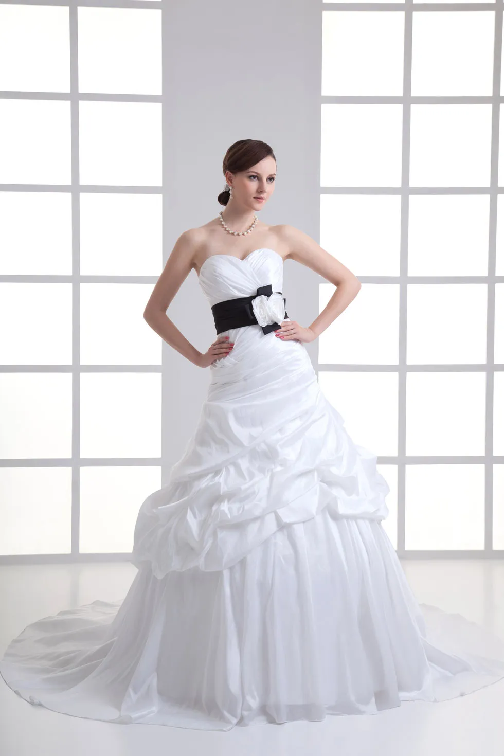 Robe blanche de mariée ruchée ceinturé en noir avec fleur