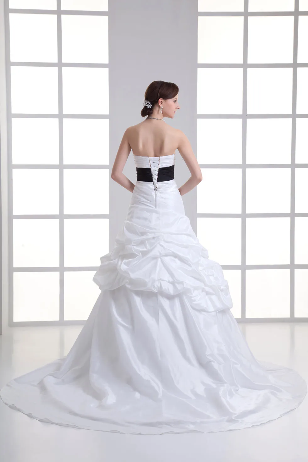 Robe blanche de mariée ruchée ceinturé en noir avec fleur