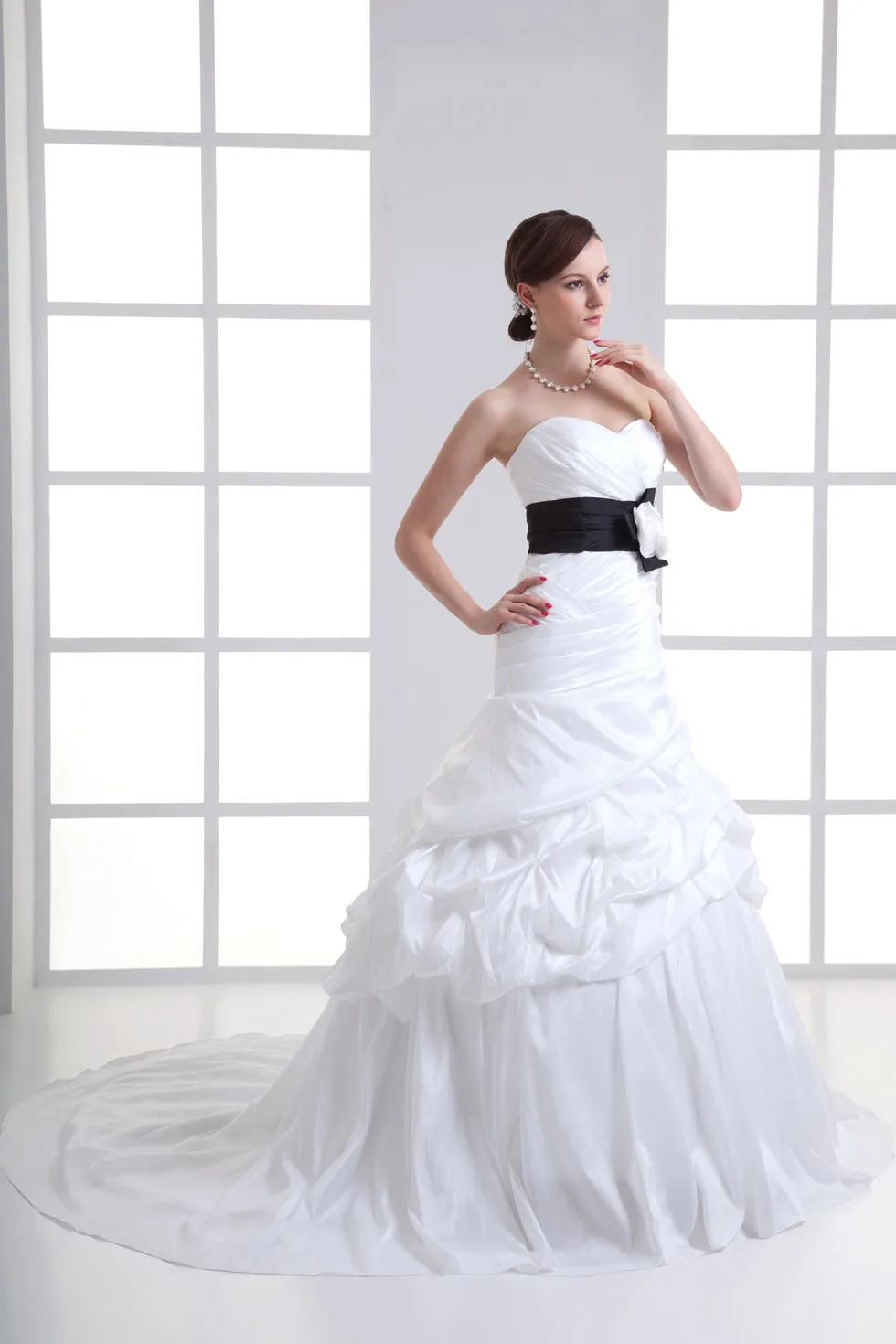 Robe blanche de mariée ruchée ceinturé en noir avec fleur