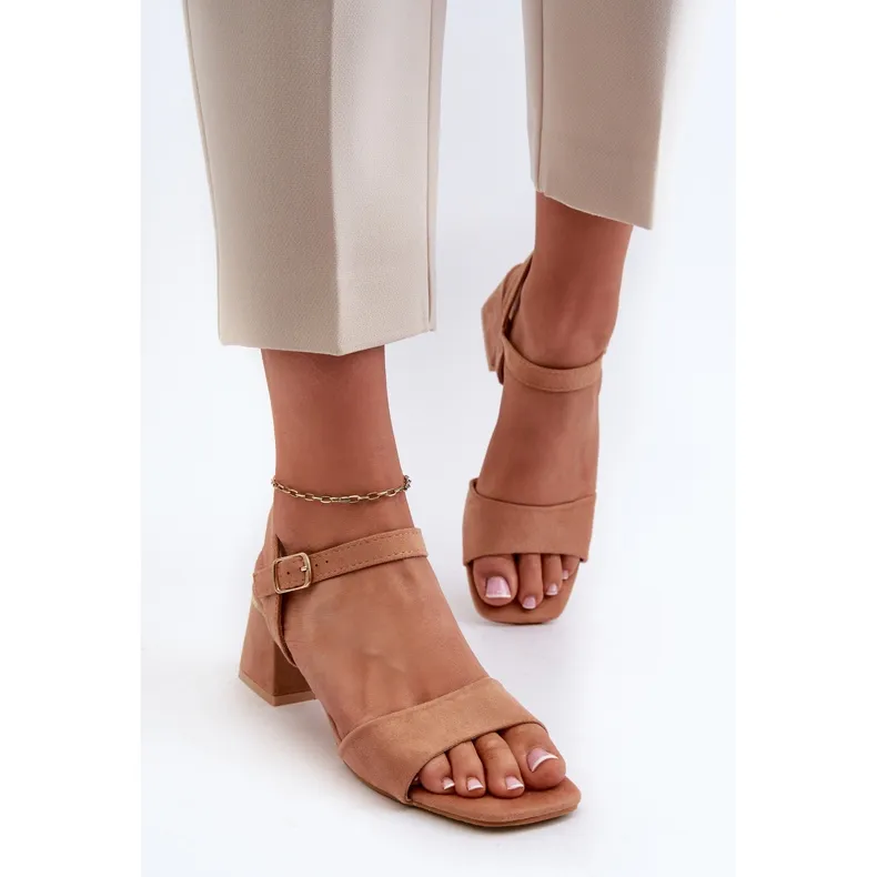 Sandales pour femmes sur bloc en daim écologique Camel Leisha beige