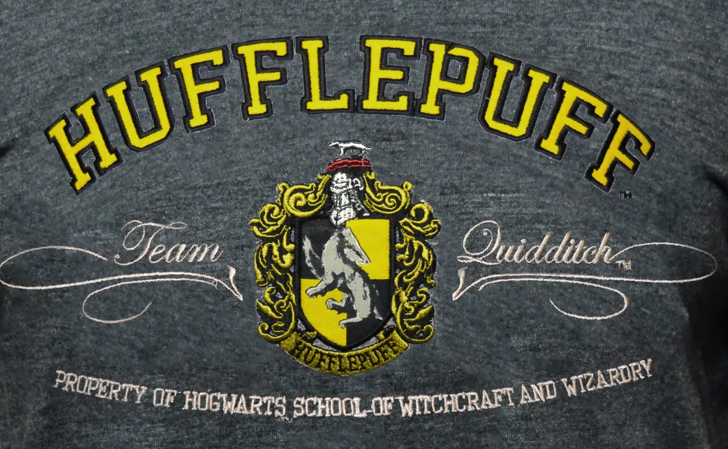 T-shirt brodé Hufflepuff (Poufsouffle) unisexe