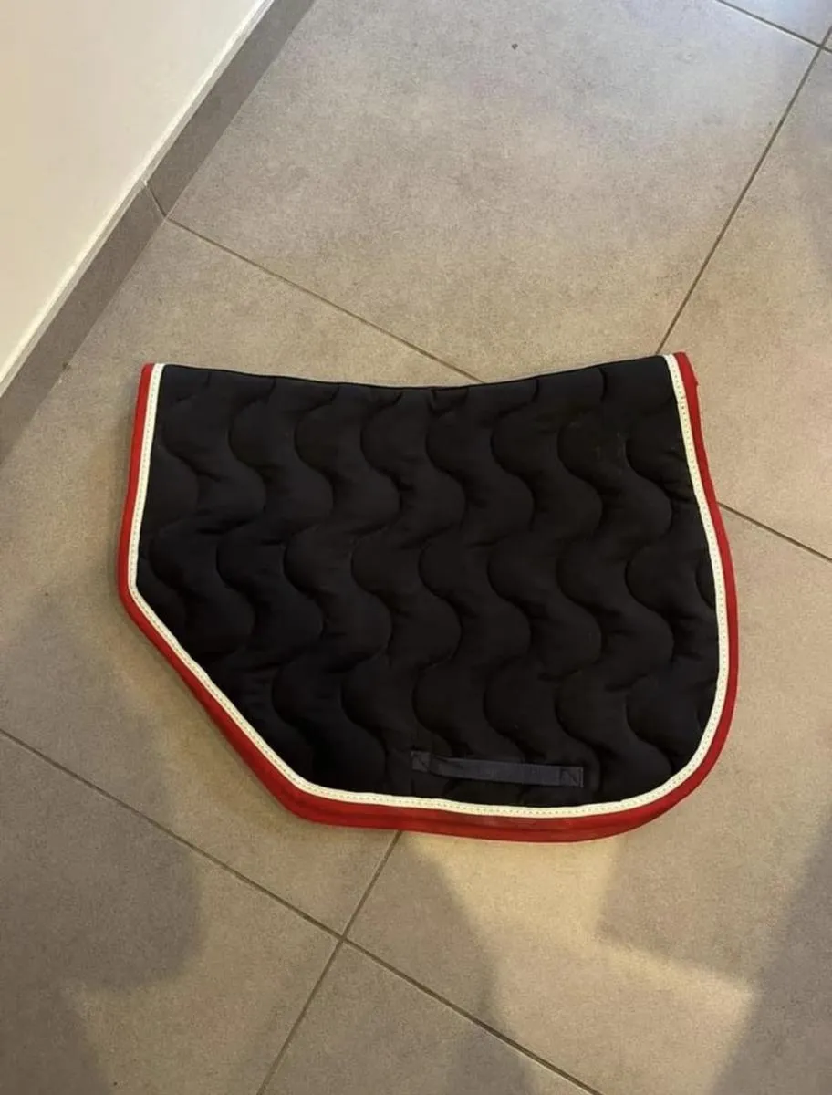 tapis obstacle paddock sport bleu marine avec bords rouges